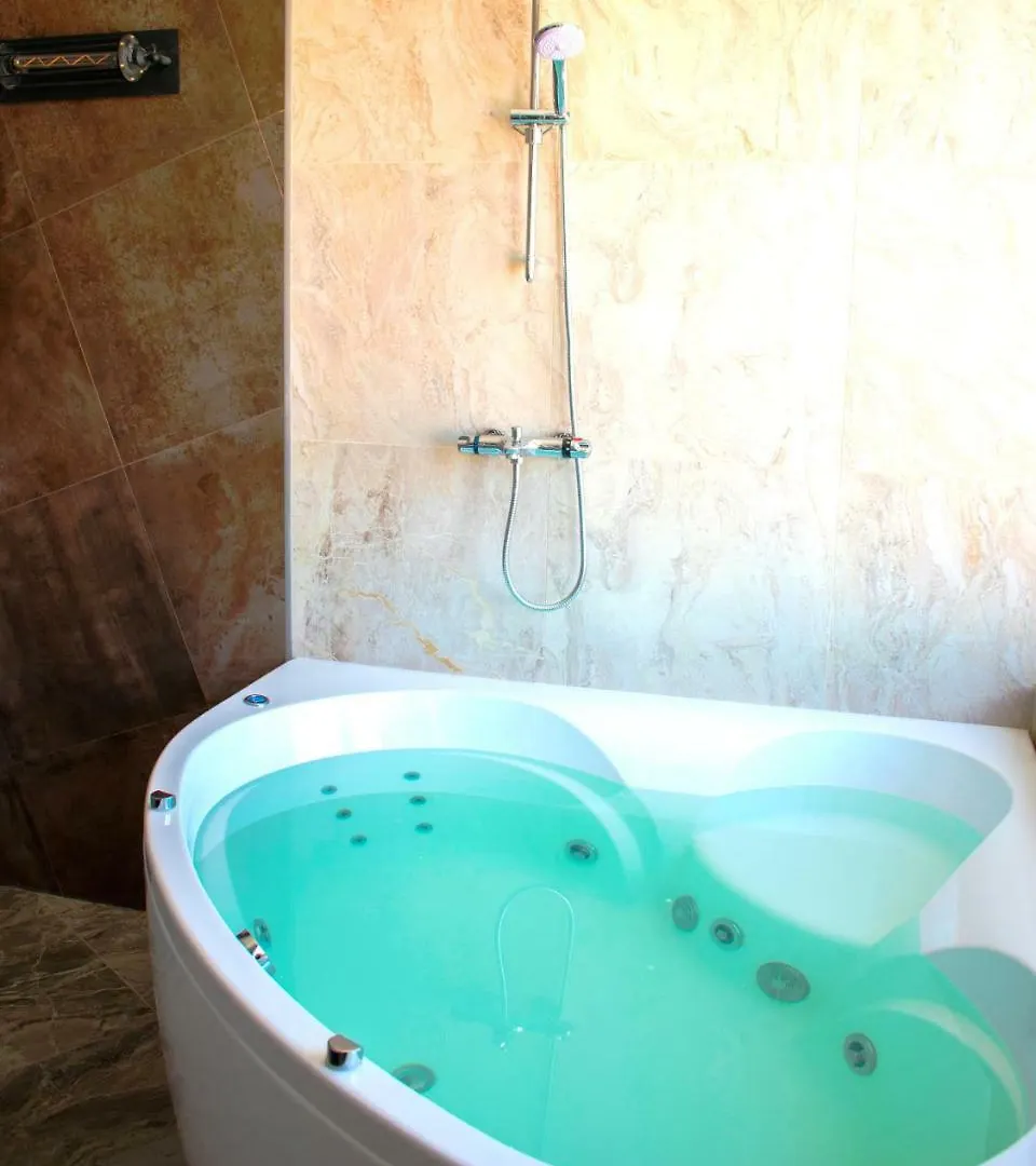 Luxe Jacuzzi Hotel Kaskad