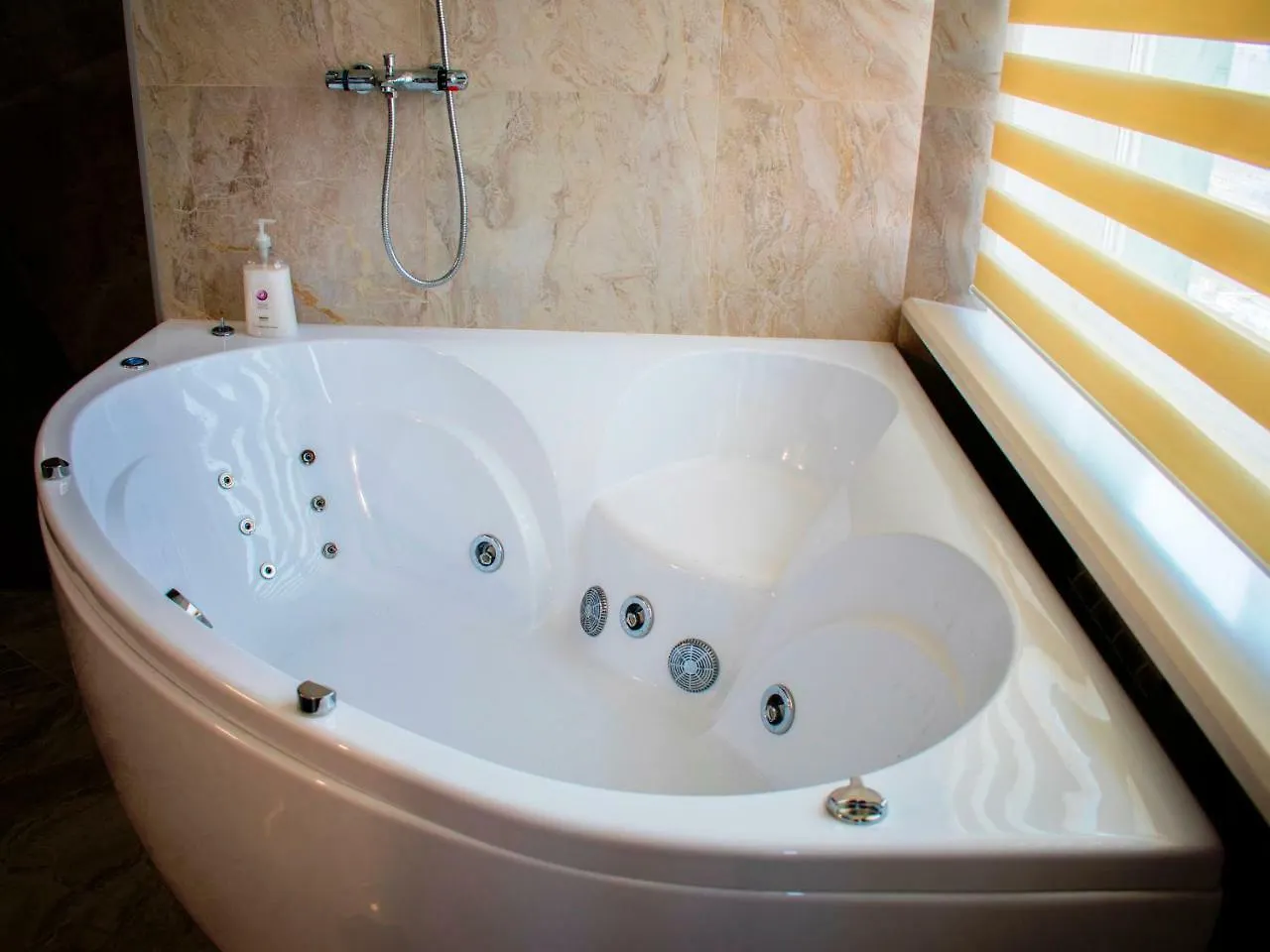 Luxe Jacuzzi Hotel Kaskad
