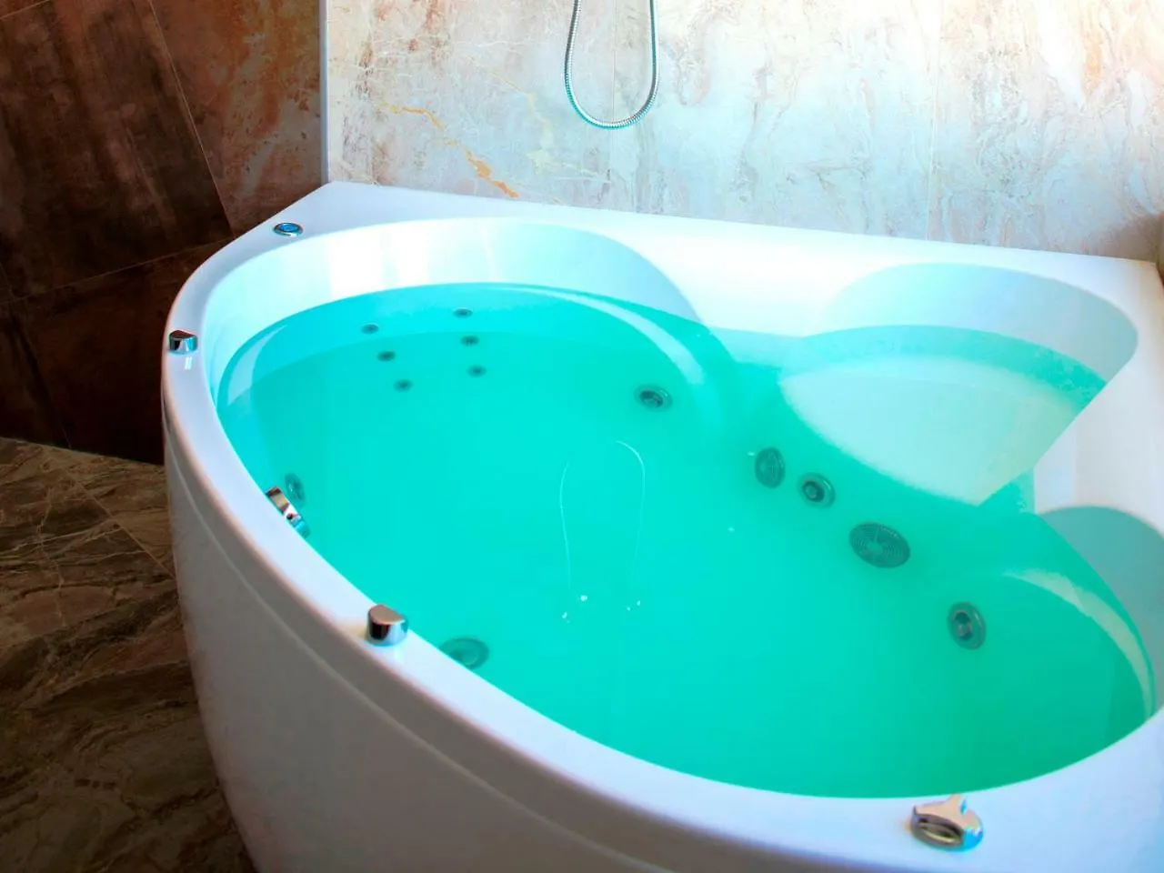 Luxe Jacuzzi Hotel Kaskad